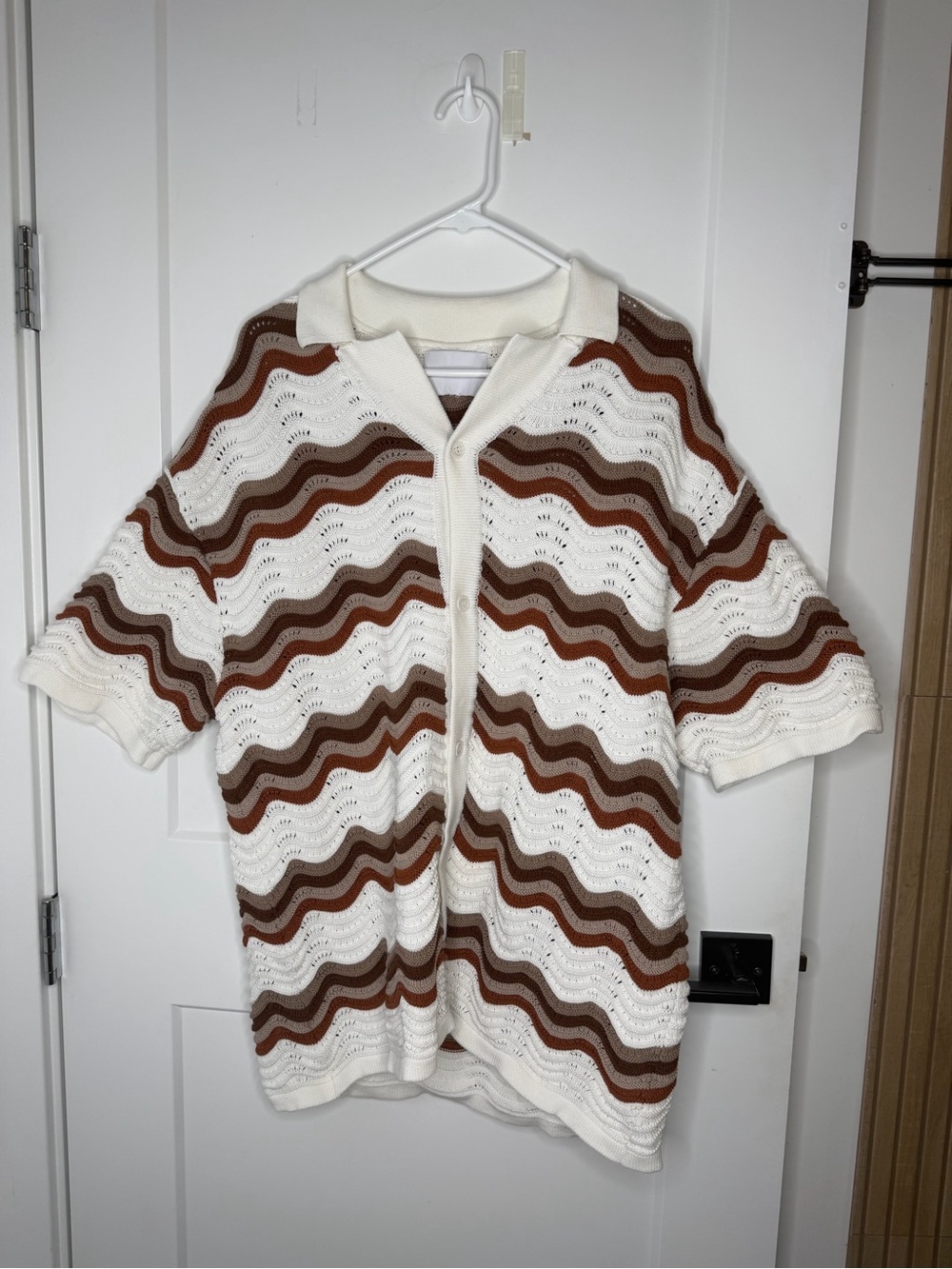 Men’s RAITH Casual Short-Sleeve Button-Down Shirt in Cream with Brown Waves